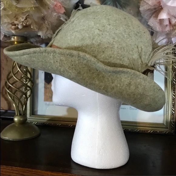 VINTAGE JUNIOR SEASONS 1960'S BEIGE WOOL AND FEATHER ACCENT HAT - Picture 7 of 10